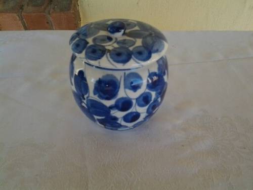 decorative porcelain blue and white small round jar with lid
