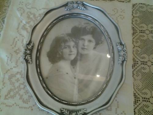 pretty round grey picture frame holder