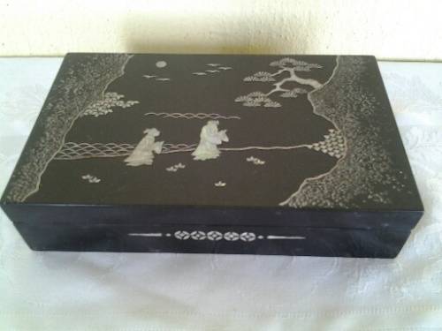 stunning vintage lacquered mother of pearl in lay Chinese trinket box