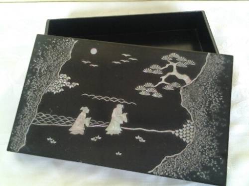 stunning vintage lacquered mother of pearl in lay Chinese trinket box