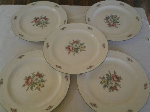five pretty Le Rochelle porcelain dinner plates