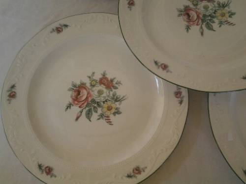 five pretty Le Rochelle porcelain dinner plates
