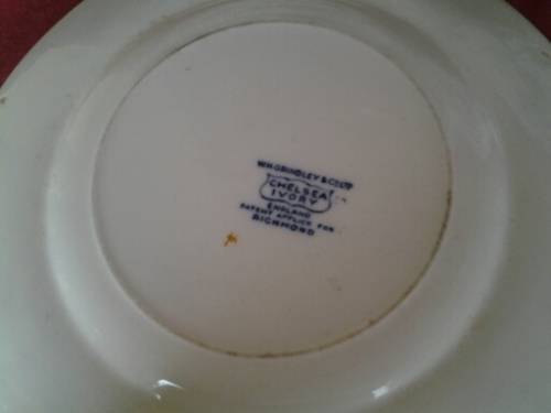 A set of three W.H Grindely vintage  Chelsea Ivory porcelain dinner plates