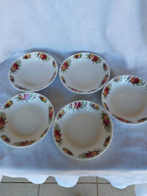 Five pretty Ashley soup bowls