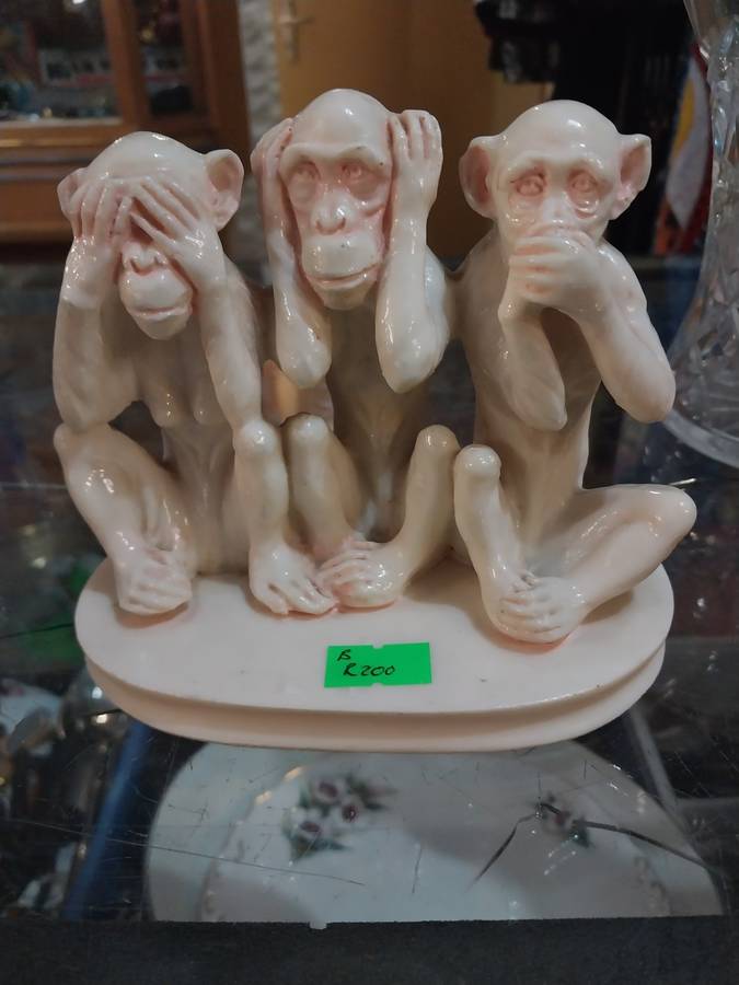 Stunning see no evil monkeys figurine