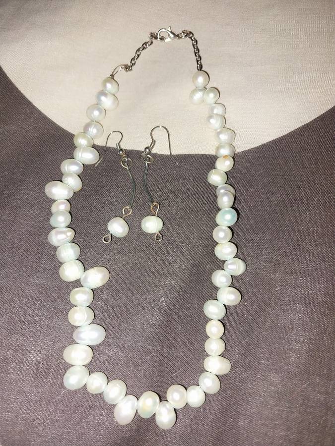 Pretty pearl necklace and earrings set