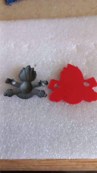 SADF 10 Artillery Brigade, oxidised grey small beret badge with red backing