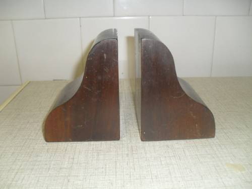 (apl27)  a PAIR OF VINTAGE KNYSNA WOOD BOOK ENDS