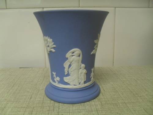 v(apl6)   GORGEOUS WEDGEWOOD VASE 10cm high, opening 9cm -base 7cm