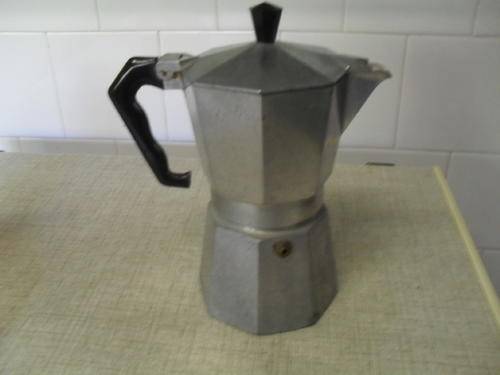 A VINTAGE ITALIAN MOKA- EXPRESS COFFEE POT - makes +- 3-4 esspresso cups