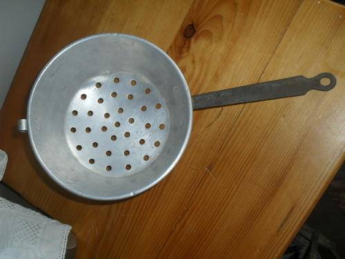 (17) A VINTAGE RENAL ALUMINIUM EDELWEIS No.20 POT COLANDER -lgth altog. 40cm dia. 21cm.