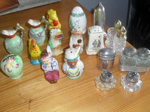 14 VINTAGE COLLECTABLE SALT AND PEPPER SHAKERS