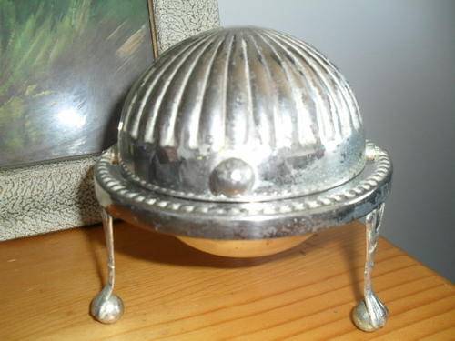 (15)A VINTAGE SILVER PLATED REVOLVING BUTTER DISH -made in England