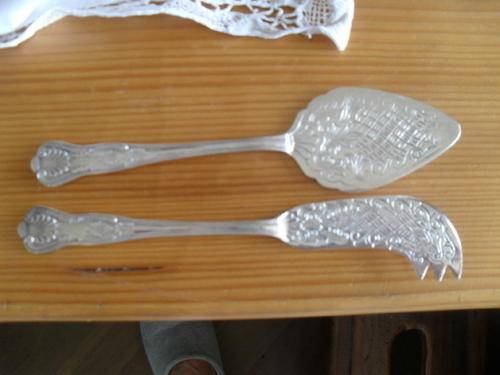 (22)0815 A KINGS  CHEESE KNIFE & LIFTER inscribed "KINGS SILVER PLATED" -knife17cm long 2cm wide