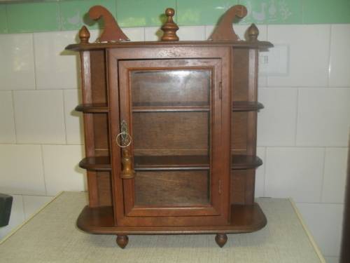 (jas) a STUNNING VINTAGE WOODEN & GLASS CURIO DISPLAY WALL MOUNTED CABINET -43X36X12cm