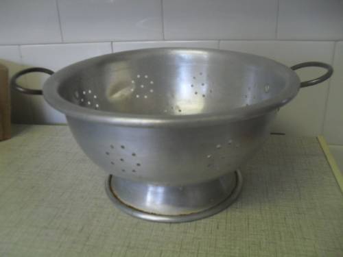 (JY)  a VINTAGE ALUMINIUM COLANDER