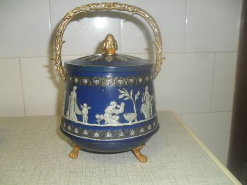 (JAR) VINTAGE WEDGEWOOD STYLE - BISCUIT BARREL METAL TIN Feet & Handle incl 21cm high Base 14cm wide