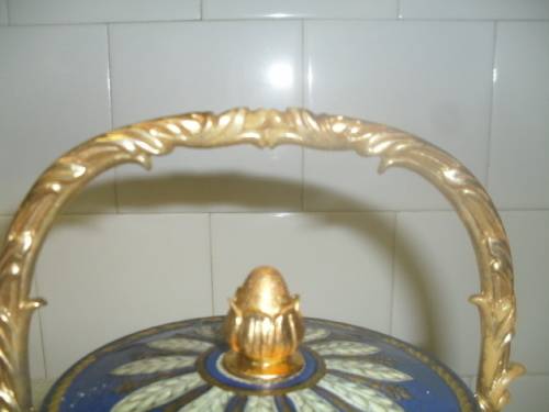 (JAR) VINTAGE WEDGEWOOD STYLE - BISCUIT BARREL METAL TIN Feet & Handle incl 21cm high Base 14cm wide