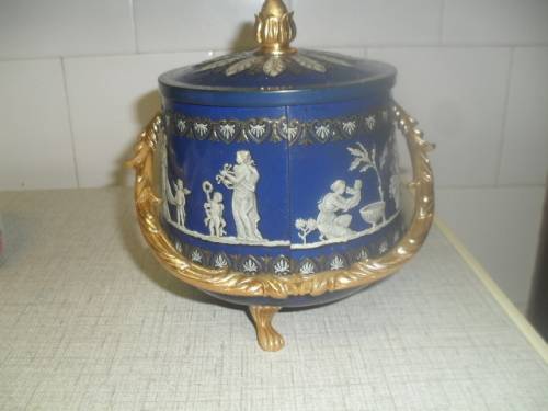 (JAR) VINTAGE WEDGEWOOD STYLE - BISCUIT BARREL METAL TIN Feet & Handle incl 21cm high Base 14cm wide