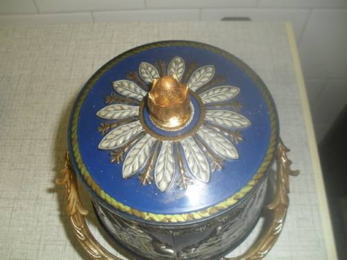 (JAR) VINTAGE WEDGEWOOD STYLE - BISCUIT BARREL METAL TIN Feet & Handle incl 21cm high Base 14cm wide