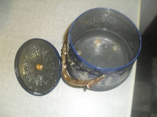 (JAR) VINTAGE WEDGEWOOD STYLE - BISCUIT BARREL METAL TIN Feet & Handle incl 21cm high Base 14cm wide