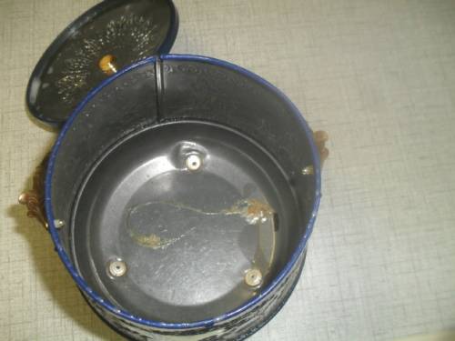 (JAR) VINTAGE WEDGEWOOD STYLE - BISCUIT BARREL METAL TIN Feet & Handle incl 21cm high Base 14cm wide