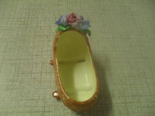 *# A VINTAGE BONE CHINA MINIATURE COALPORT CRADLE NO. AD1750