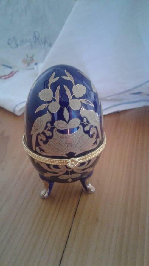 (NORR)A VINTAGE COBALT BLUE AND GOLD  PORCELAINE REPLICA HINGED FABERGE EGG with gold tone clasp.