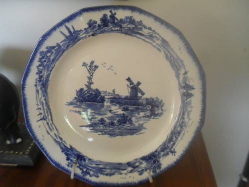 (ALr)  A VINTAGE ROYAL DOULTON D6294 NORFOLK BLUE and WHITE CERAMIC CAKE PLATE - 21cm across