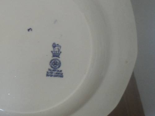 (ALr)  A VINTAGE ROYAL DOULTON D6294 NORFOLK BLUE and WHITE CERAMIC CAKE PLATE - 21cm across