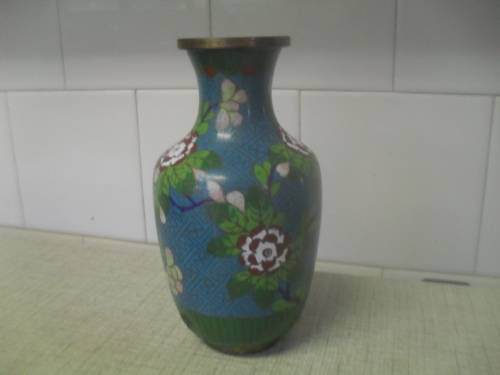 A VINTAGE CHINESE CLOISONNE  URN 17cm tall