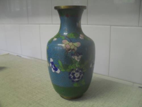 A VINTAGE CHINESE CLOISONNE  URN 17cm tall