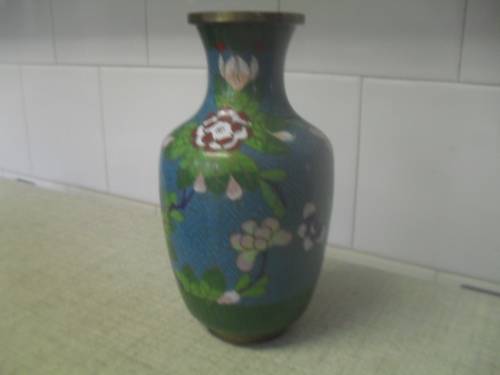 A VINTAGE CHINESE CLOISONNE  URN 17cm tall