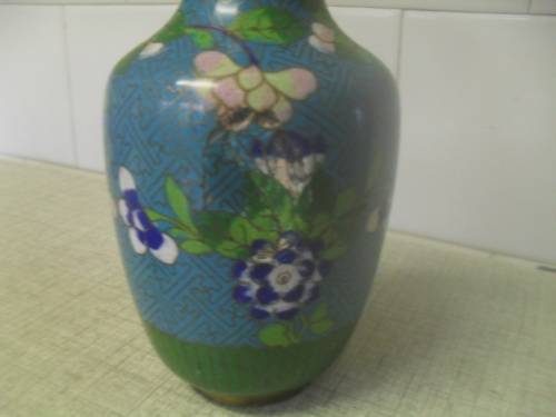 A VINTAGE CHINESE CLOISONNE  URN 17cm tall