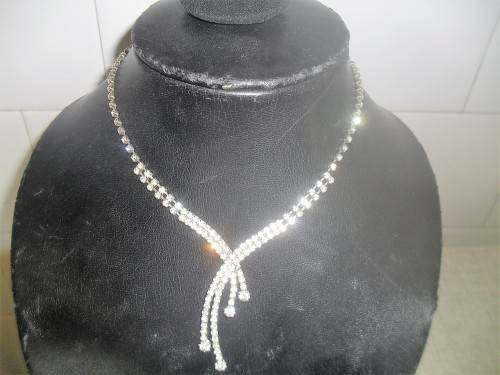 A LOVELY VINTAGE RHINESTONE NECKLACE 25cm long