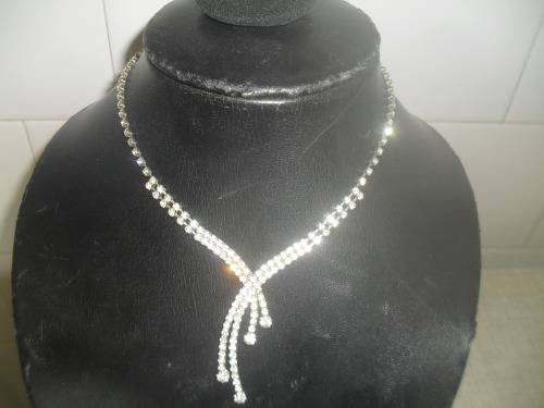 A LOVELY VINTAGE RHINESTONE NECKLACE 25cm long