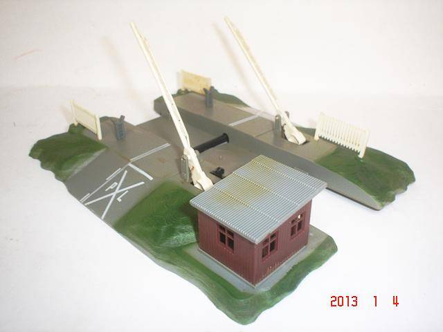 LIMA HO: Level Crossing in good unboxed condition. (Made in Italy)