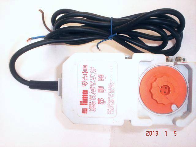 LIMA HO POWER SUPPLY: Input 220V-50Hrz; Output 15VDC, in good unboxed condition. (Made in Italy)