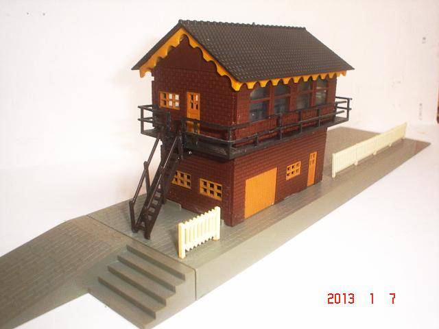 LIMA HO: Siding with Signal house,platform and ramps in a good unboxed condition. (Made in Italy)
