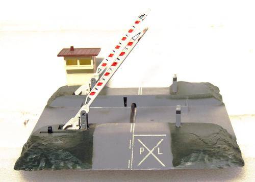 LIMA HO: Automatic level crossing  good unboxed condition (Italy)