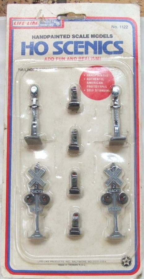 LIFE LIKE HO: New Hand Painted Trackside Signals in original sealed packaged condition.(Taiwan)