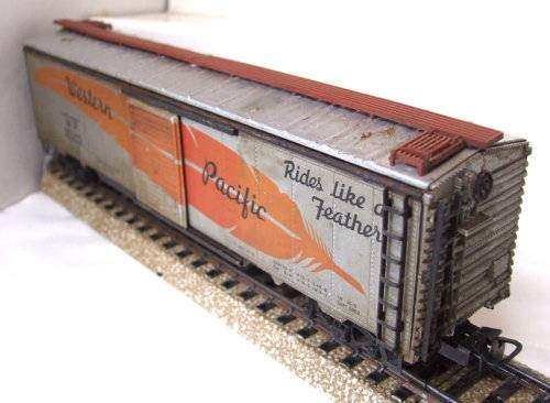 MARKLIN HO: Vintage Weathered  3 rail Closed Reefer in fair unboxed condition (Germany)