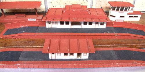 MARKLIN OO:  4 x All Metal Station Buildings in fair repainted used condition (Germany)
