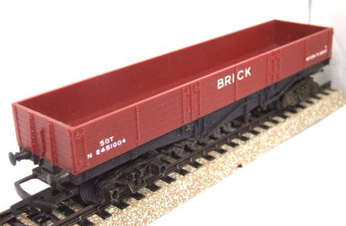TRI-ANG OO: Vintage 50 Ton BRICK Freight  Wagon in VERY GOOD un-boxed condition (England)