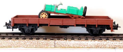 LIMA HO: Modern Open Wagon with scrap car Load in good un-boxed condition (Italy)