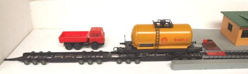 LIMA HO: RARE Rolling Stock Road Transporter with Shell Tanker in Good un-boxed condition(Italy)