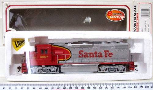 BACHMANN HO: Detailed SF GP-40 EMD Locomotive in NEW boxed condition (China)