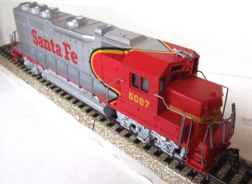 BACHMANN HO: Detailed SF GP-40 EMD Locomotive in NEW boxed condition (China)