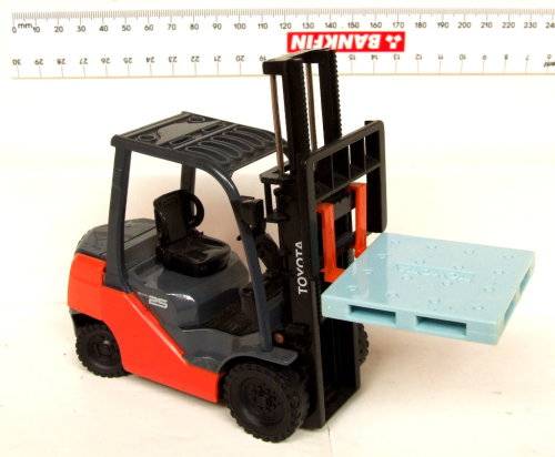 TOYOTA G: Detailed Forklift with pallet 1:23 Scale in Good Un-boxed condition.