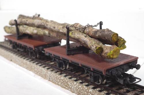 LIMA HO: Vintage Unmarked Twin Car + Log Load in  Good used un-boxed condition(Italy)